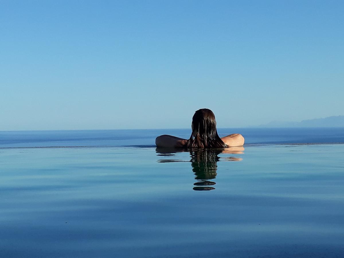 The Infinity 180 Luxury Suites Milia Eksteriør billede